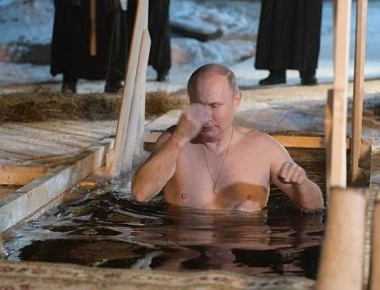 Ο Β.Πούτιν κάνει τον σταυρό του και βουτάει στα παγωμένα νερά την ημέρα των Θεοφανείων (βίντεο, εικόνες)